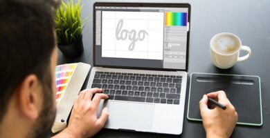 Diseñador explicando qué es branding