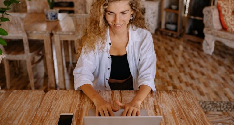 Mujer descargando apps para emprendedores