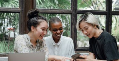 Mujeres ven video ecommerce