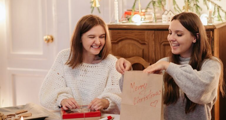 Persona hace regalos en navidad