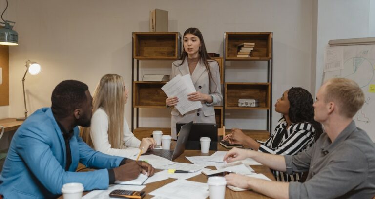 Persona explica tipos de liderazgo