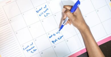 Persona creando grilla de contenidos