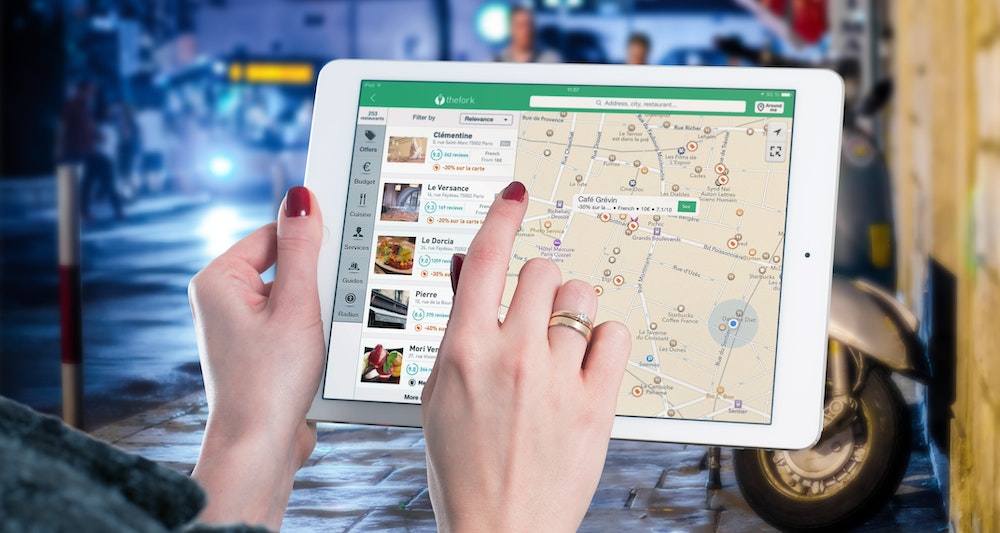 Persona revisando google maps