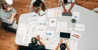 Personas definiendo estrategias para captar clientes.