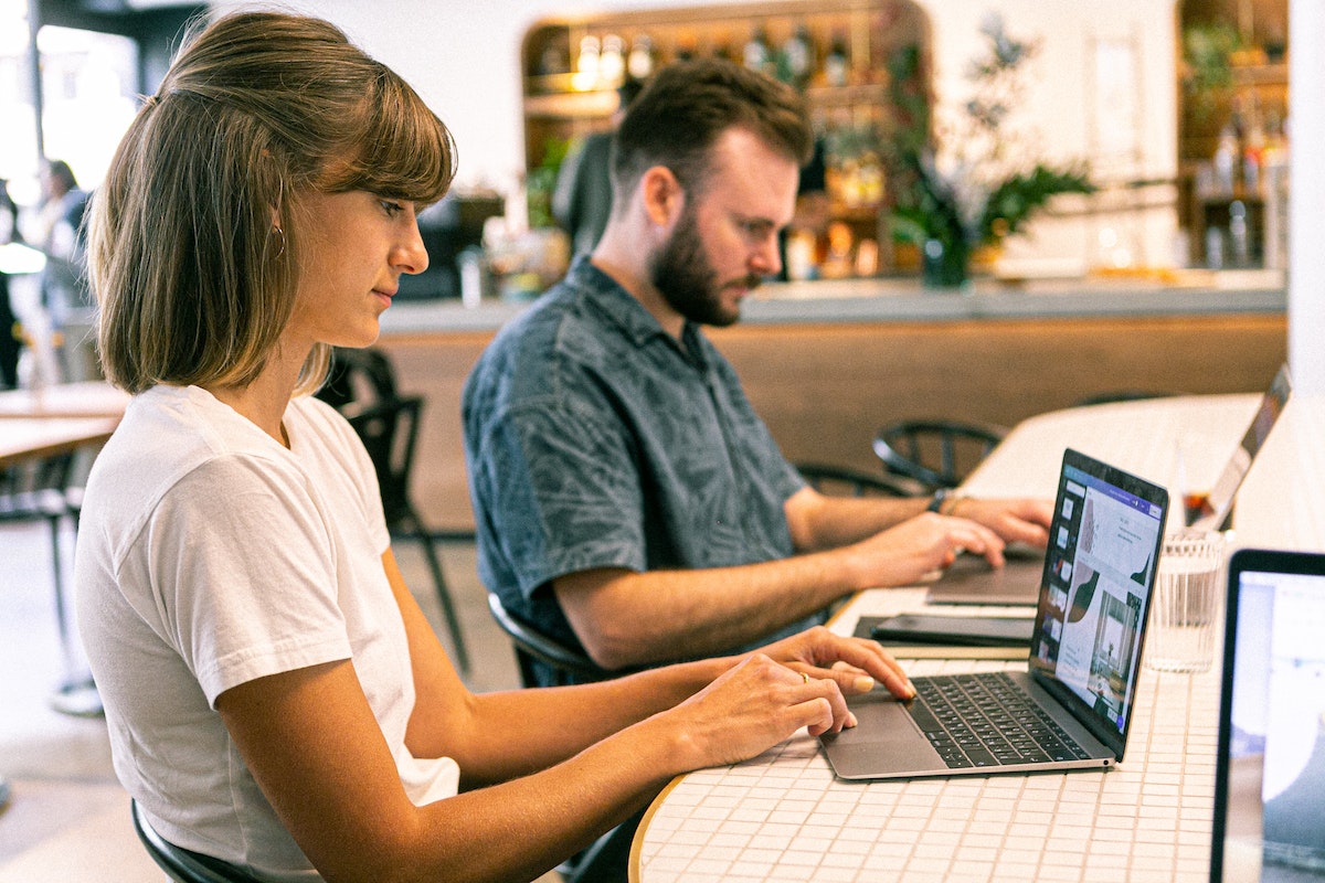 Mujer trabajando en estrategia de marketing.